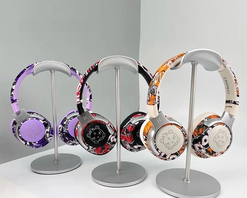 Grafiti mustriga Bluetooth kõrvapealsed kõrvaklapid RGB-valgustite ja mikrofoniga