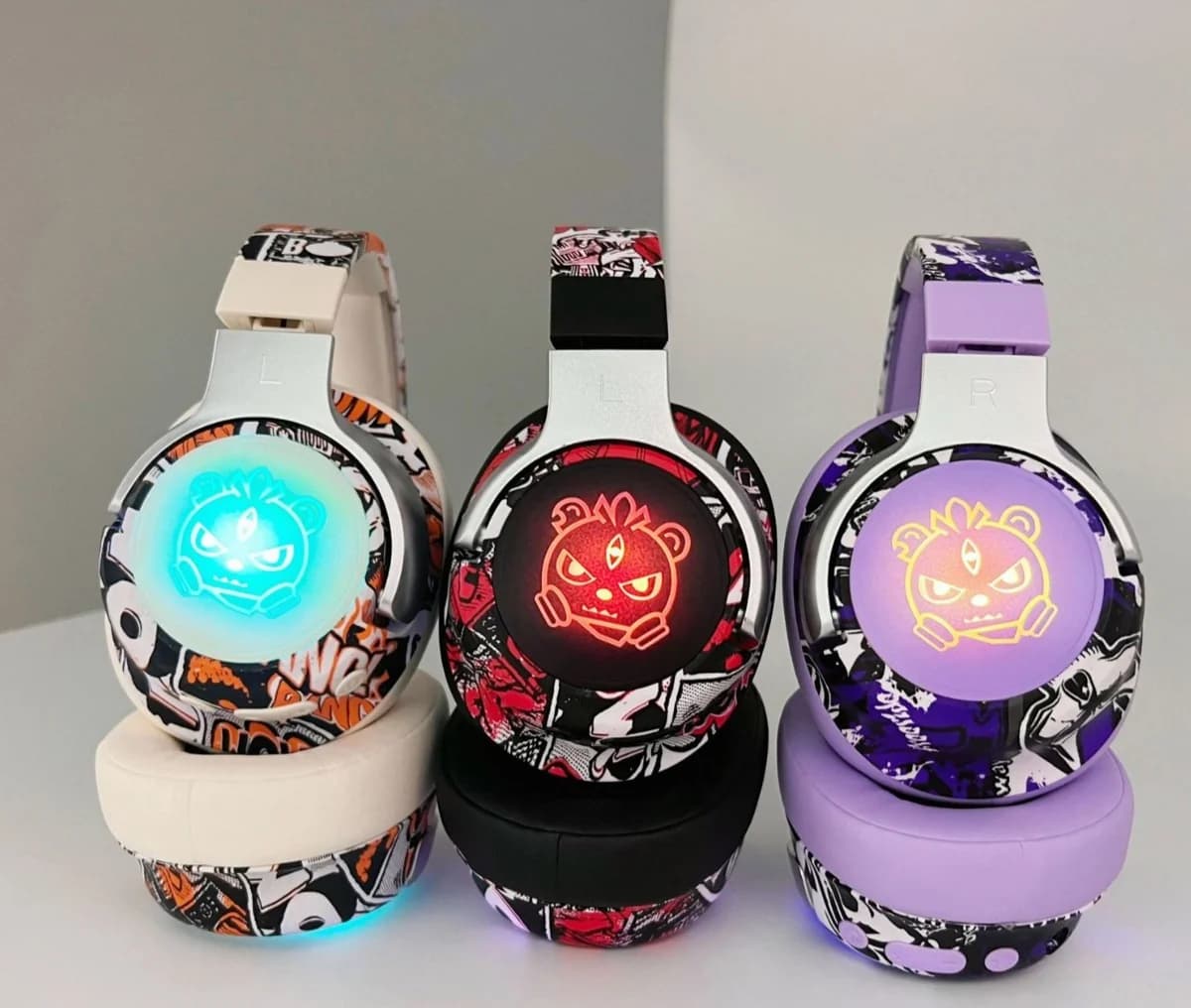 Grafiti-mustriga kõrvapealsed Bluetoothi kõrvaklapid RGB-valgustuse ja mikrofoniga